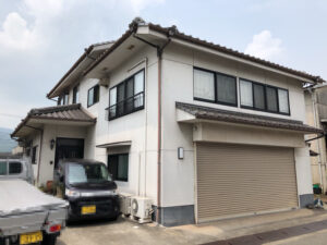 外壁のひび割れが目立っている状態